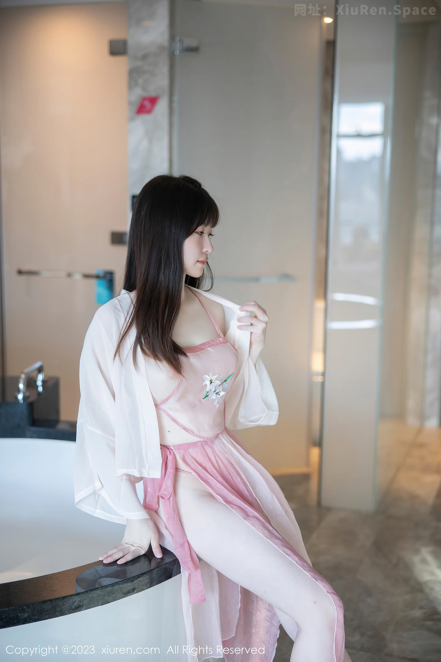 图片[4]-[XiuRen秀人网]2023.06.16 VOL.6926 林悠悠 白色透视衬衫与分色长裙与情趣肚兜性感私房写真集-秀人网官方网站